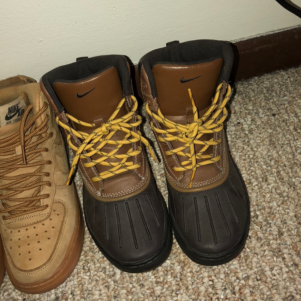 BROWN NIKE BOOTS